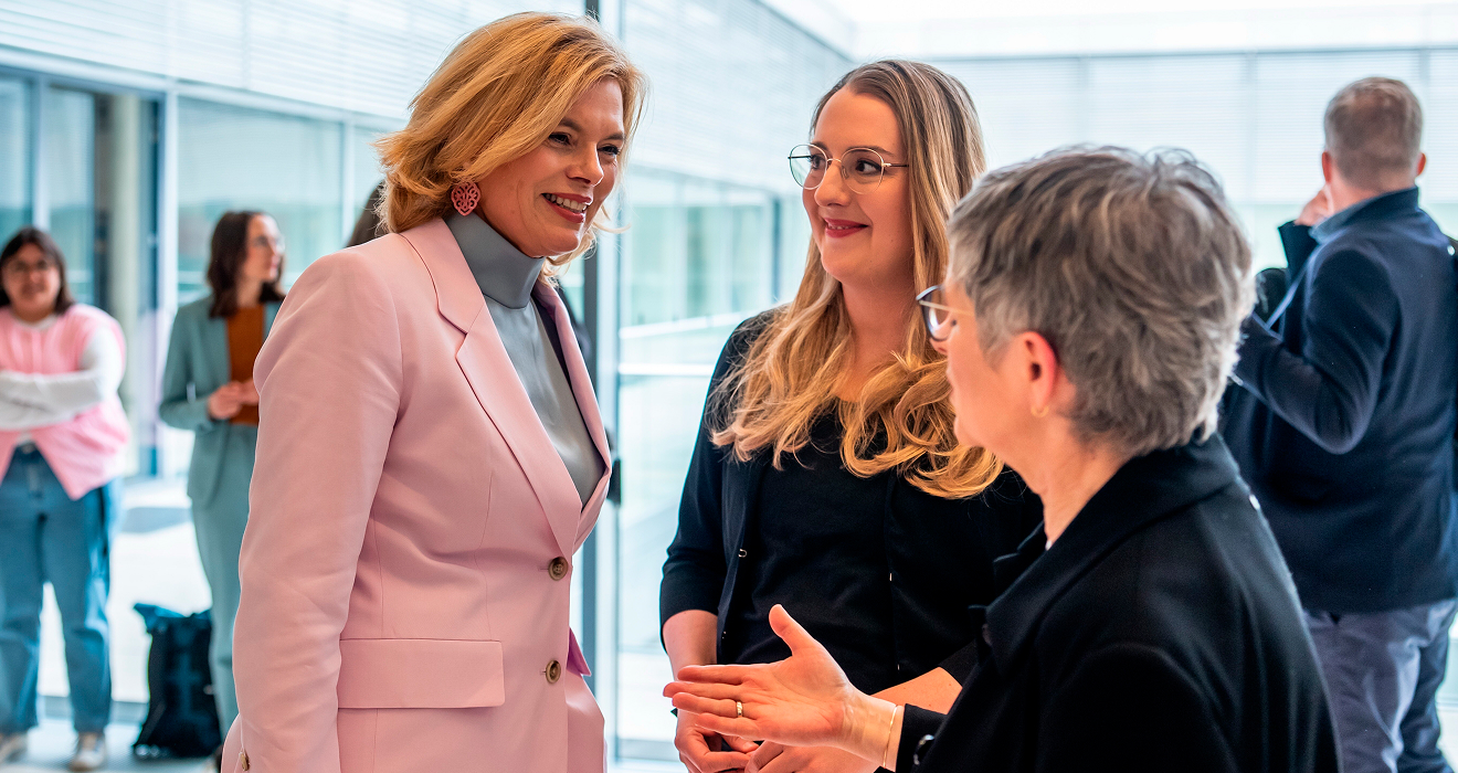 Die Rheinland-Pfälzerin Julia Klöckner, 52, mit den Grünen Katharina Dröge und Britta Haßelmann. Im Bundestag solle, so Klöckner, „mit Respekt und auch mit Würde“ debattiert werden