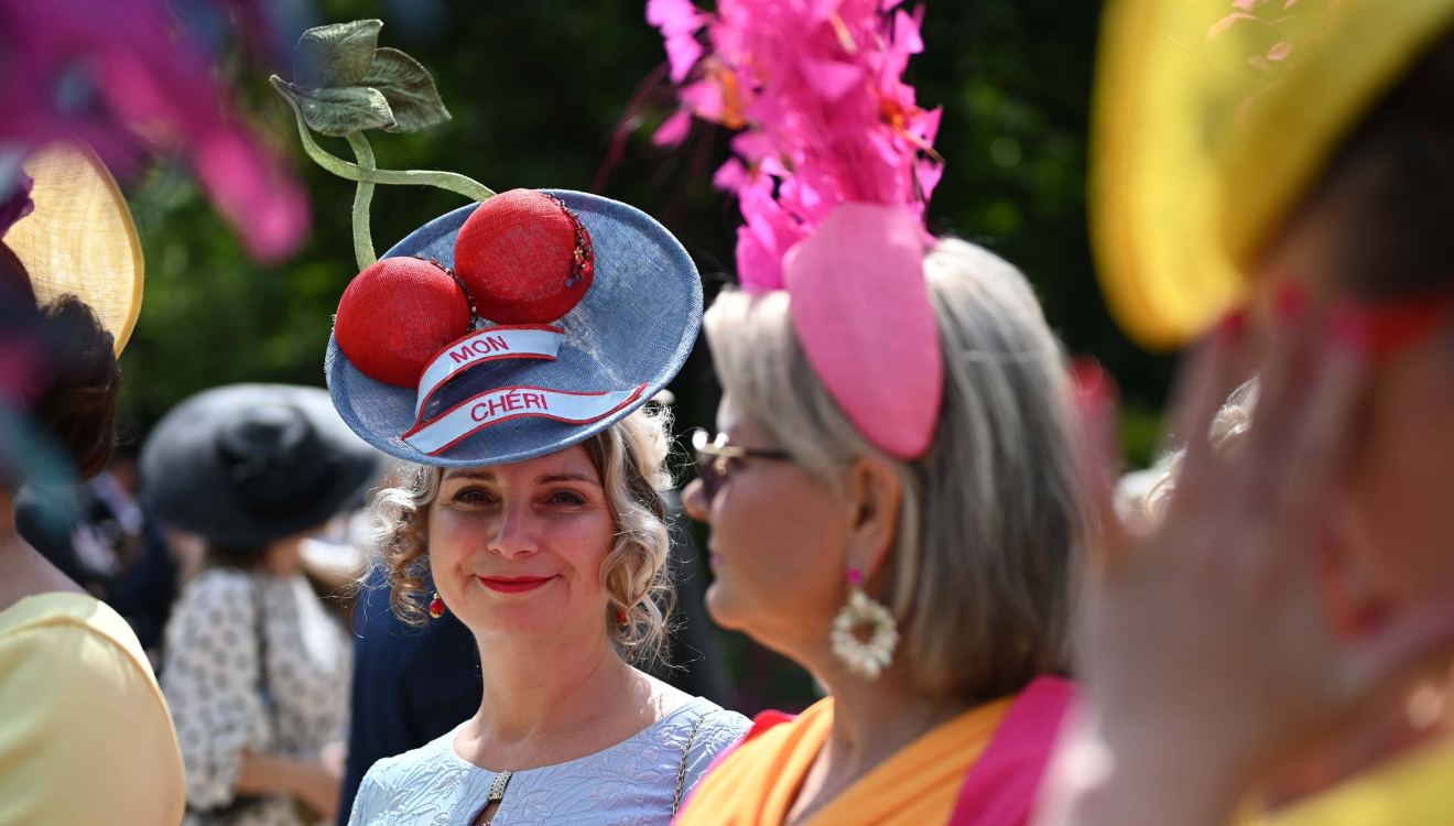 Bei Großbritanniens berühmten Pferderennen in Ascot sind Hüte zwar an vielen Stellen Pflicht, aber nicht an allen
