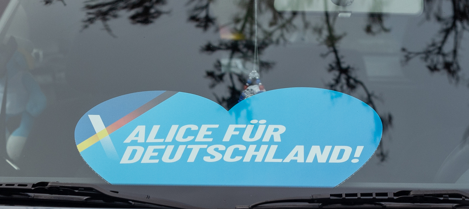 Wortspiele à la AfD: Aus der verbotenen SA-Parole „Alles für Deutschland“ wurde in Riesa „Alice für Deutschland“