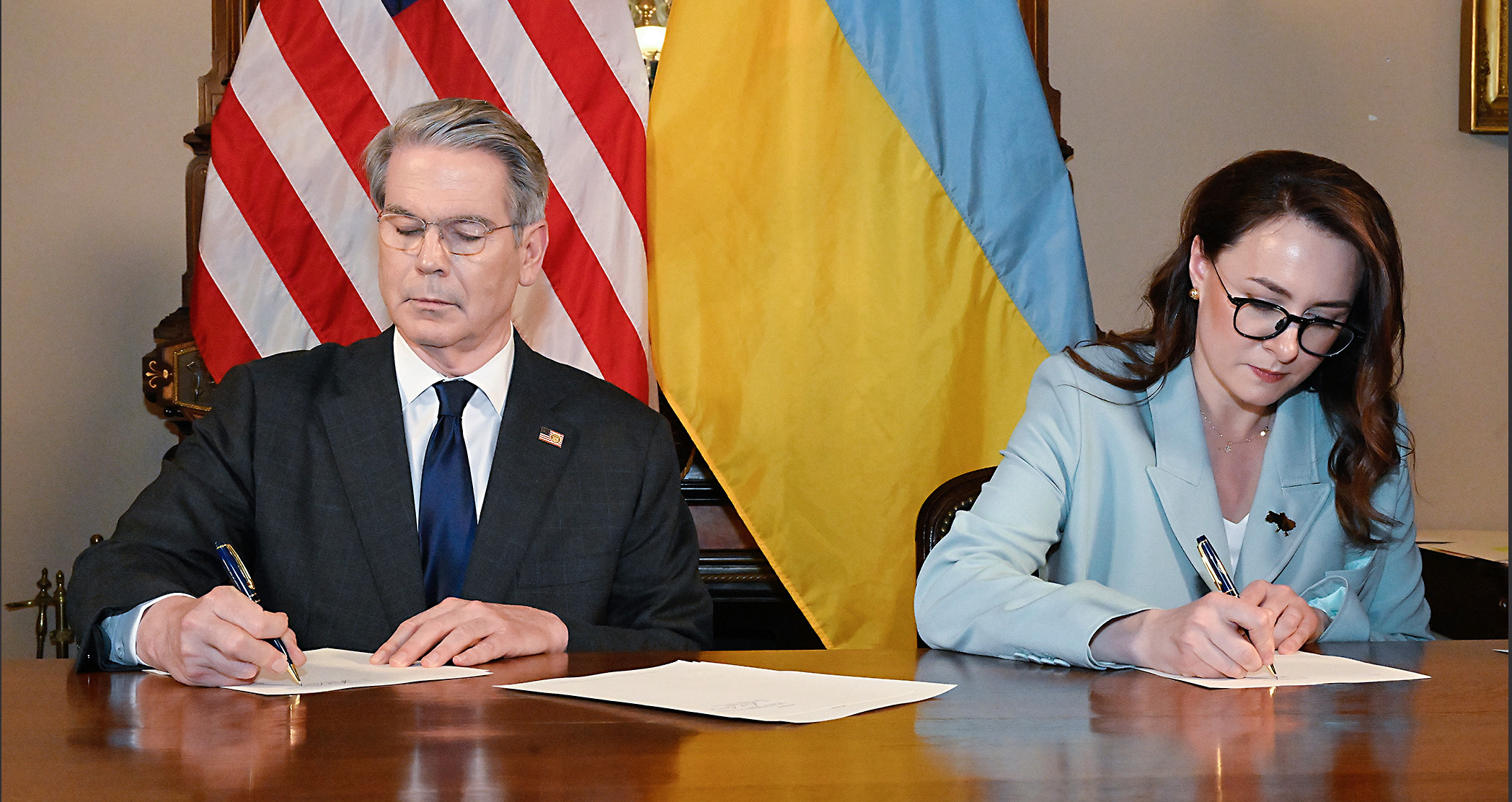 US-Finanzminister Scott Bessent und seine ukrainische Amtskollegin Julia Swyrydenko