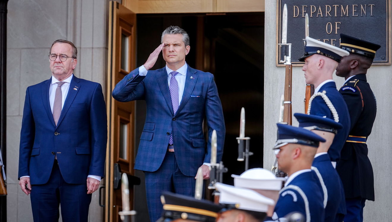 Erster Kurz-Besuch in Washington seit Amtsantritt der Trump-Regierung: Boris Pistorius beim Treffen mit Pete Hegseth im Pentagon. Jetzt ist er bereits auf dem Rückflug