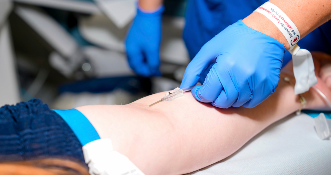 Gerade zu Urlaubszeiten gibt es Engpässe, weil noch weniger Menschen Blut spenden als sonst
