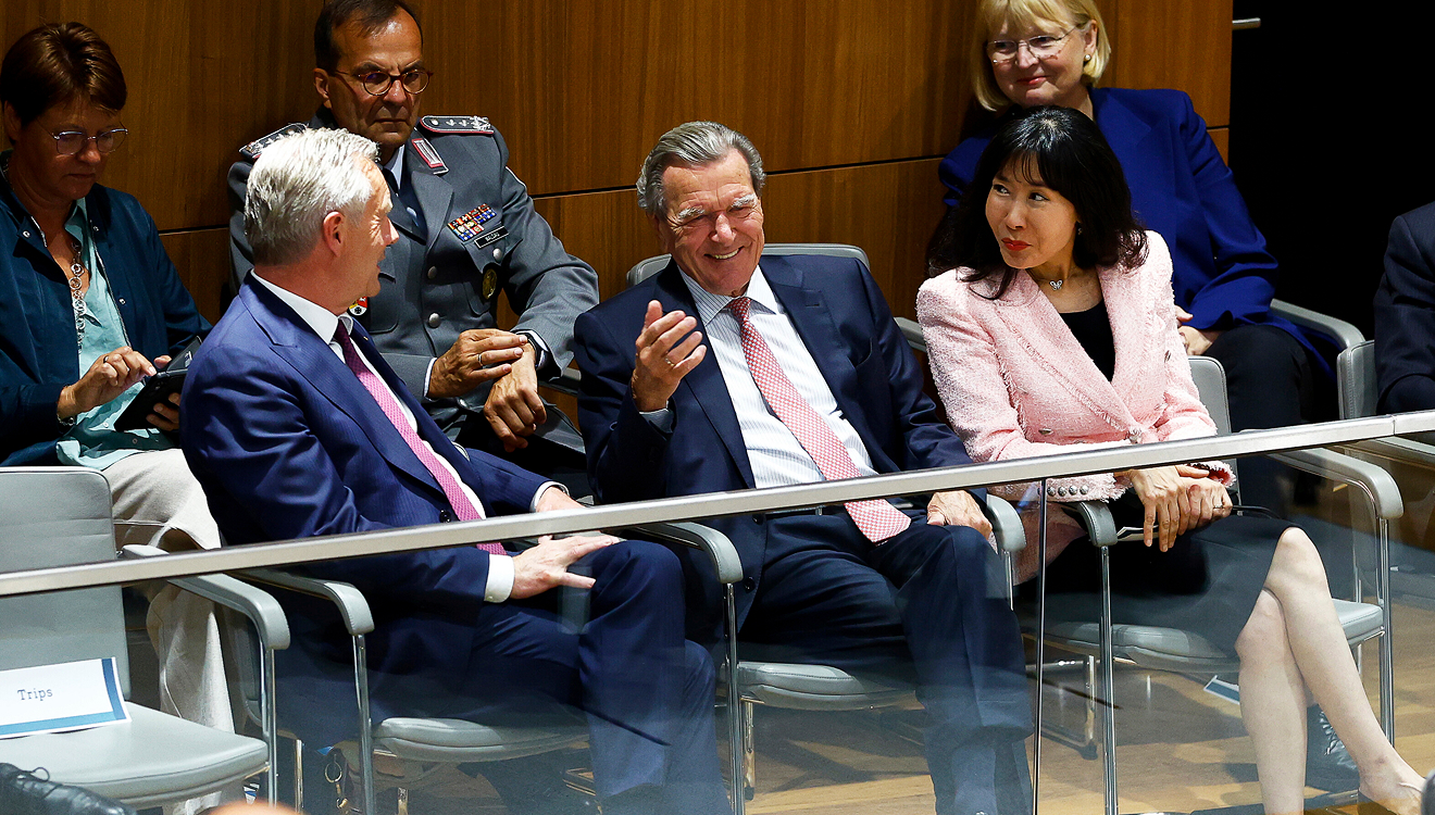 Niedersächsische Ex-Ministerpräsideten unter sich: Christian Wulff, Gerhard Schröder und Ehefrau Soyeon Schröder-Kim