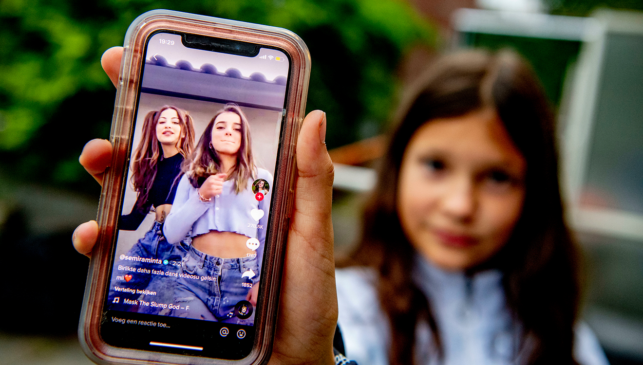 Sollen Jugendliche mit einem Social-Media-Verbot belegt werden?