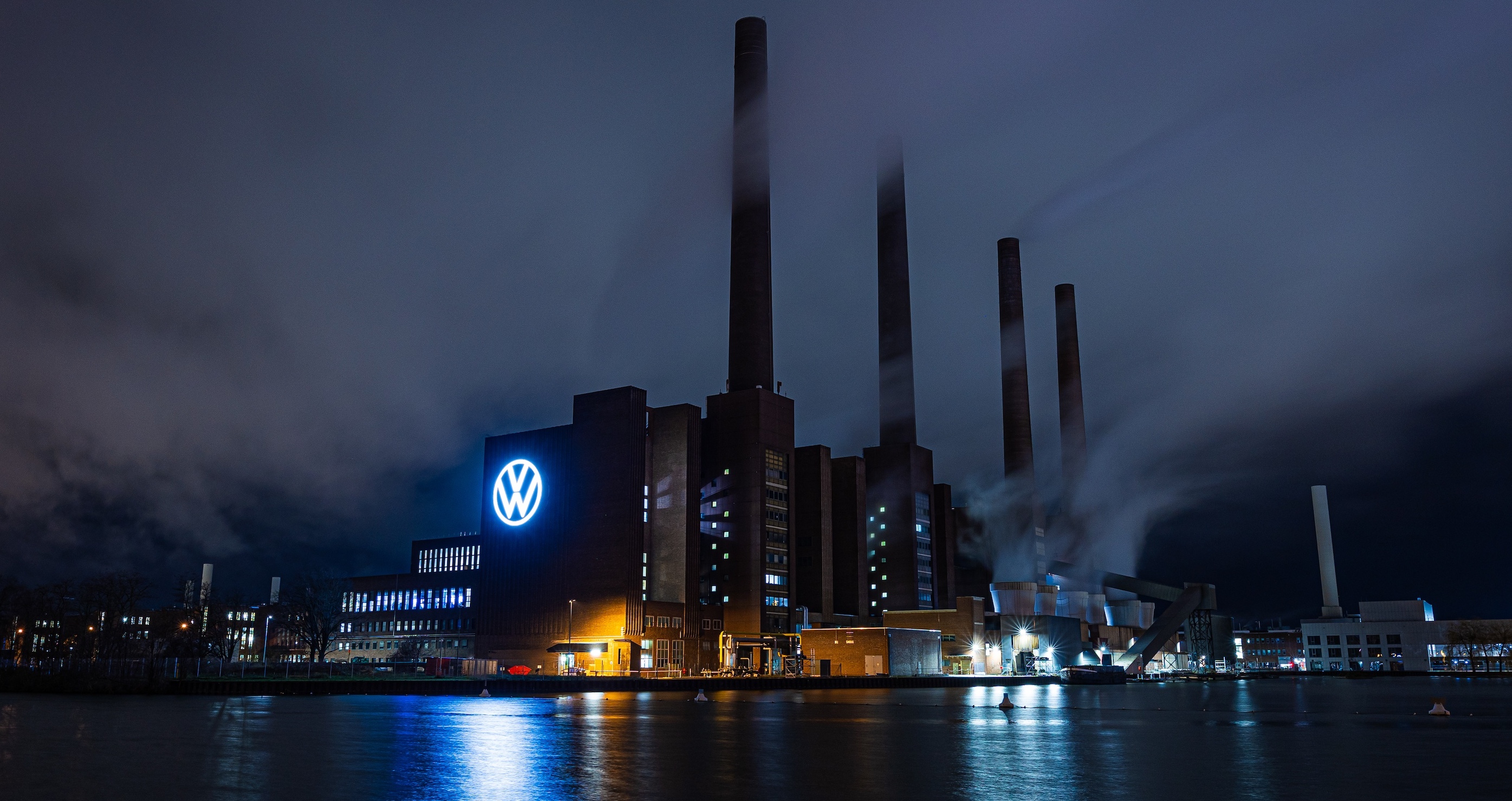 VW-Werk in Wolfsburg bei Nacht