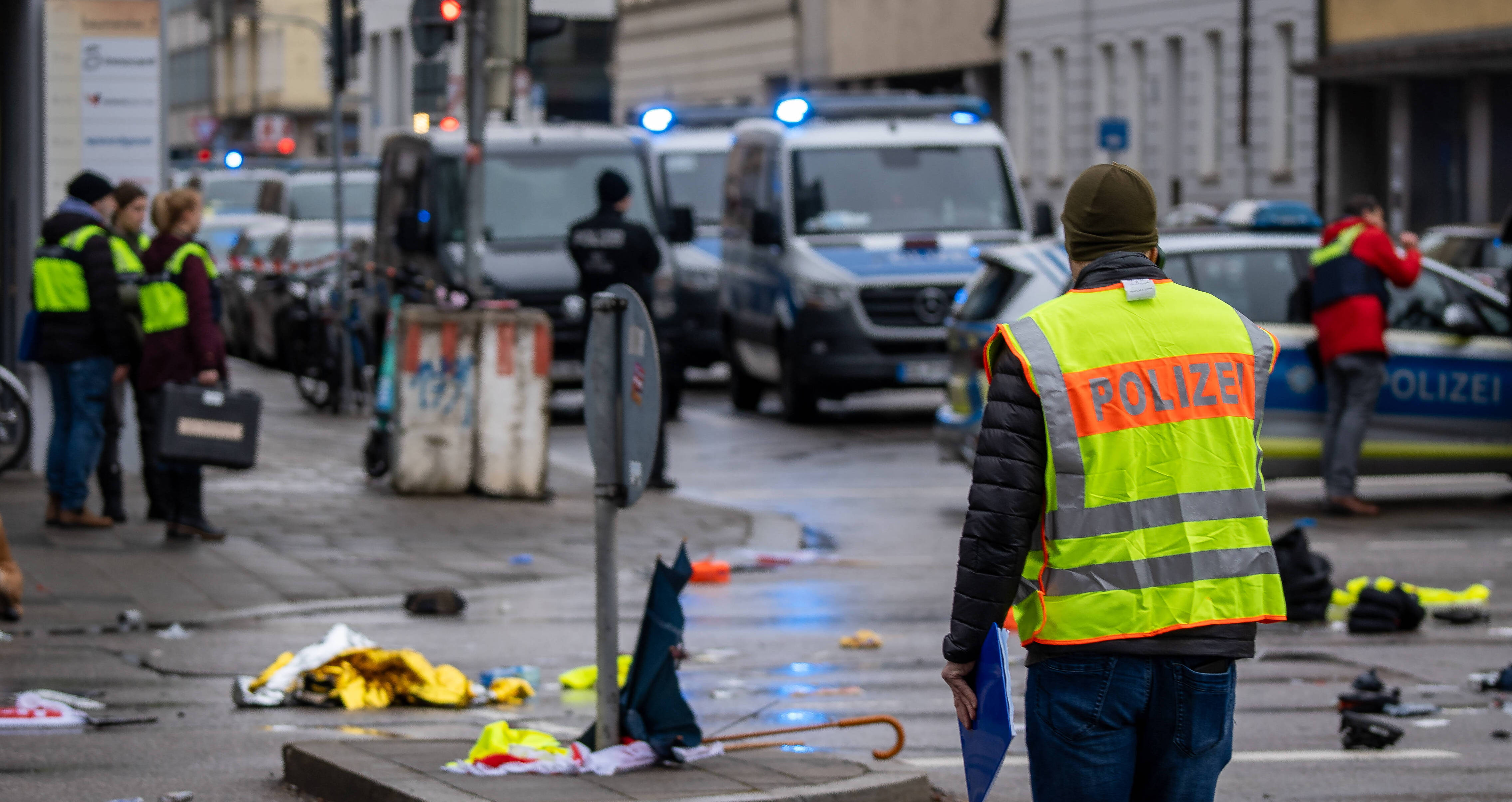 Polizei sichert das Gelände nach der Münchner Auto-Amokfahrt