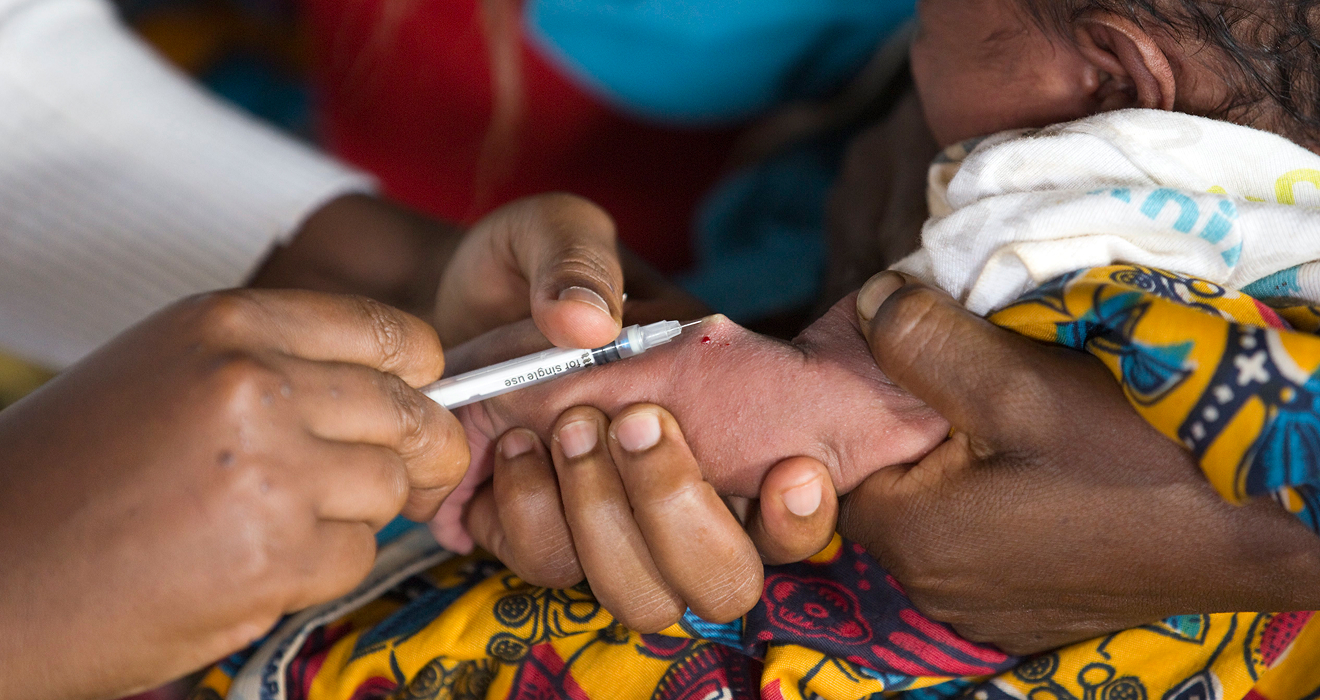 Im Norden von Burundi wird ein Baby gegen Tuberkulose geimpft. Solche Maßnahmen steht finanziell auf der Kippe