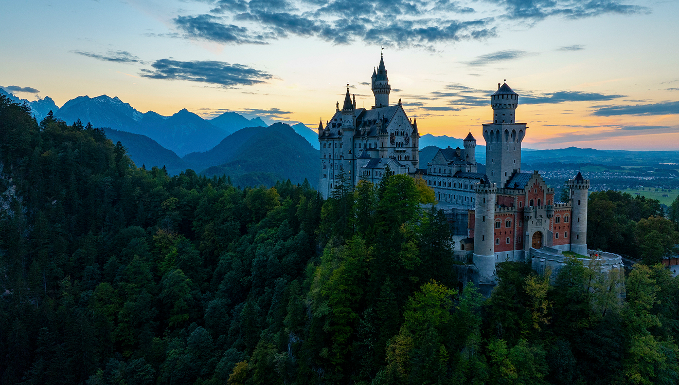 Neuschwanstein im Allgäu: Gemeinsam mit den Schlössern Herrenchiemsee und Linderhof in Oberbayern besitzt es nun das Welterbe-Siegel. Die drei Prunkbauten von Ludwig II. zogen 2024 mehr als 1,7 Millionen Besucher an