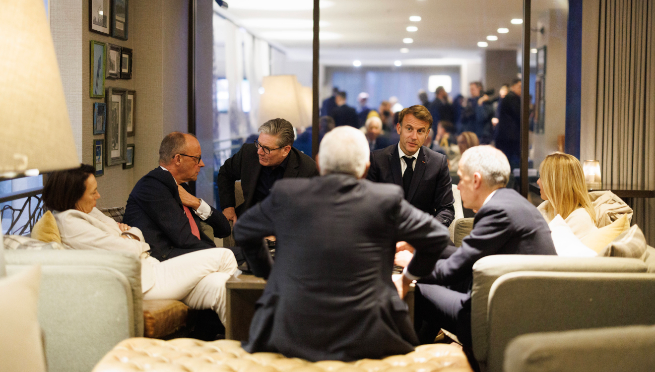 Friedrich und Charlotte Merz beim G7-Gipfel in Kanada – mit Keir Starmer (v. l.), Emmanuel Macron, Giorgia Meloni, Mark Carney und EU-Ratspräsident Antonio Costa