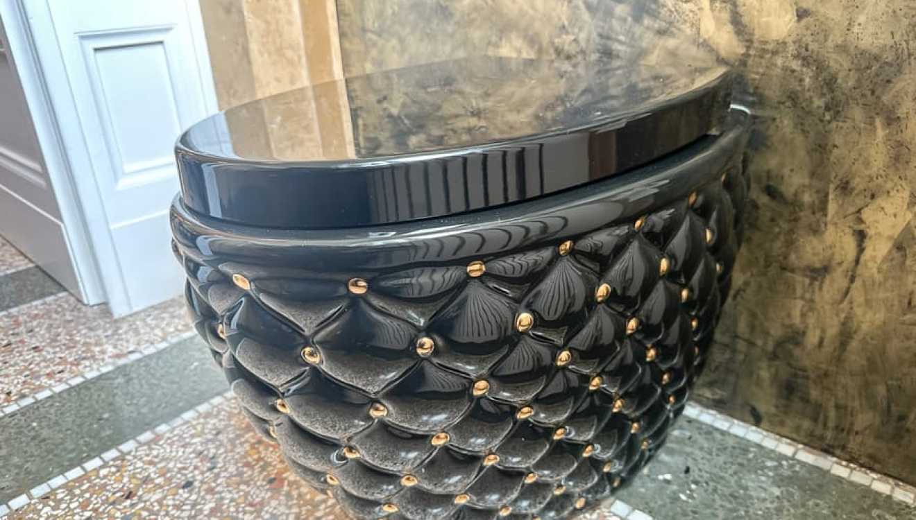 Da hat er mal gesessen, jetzt sitzt er ein: Dieses „Design Tiefspül WC“ dürfte René Benko mal um die 3.000 Euro gekostet haben, beim Auktionator liegen die Gebote aktuell bei 420 Euro