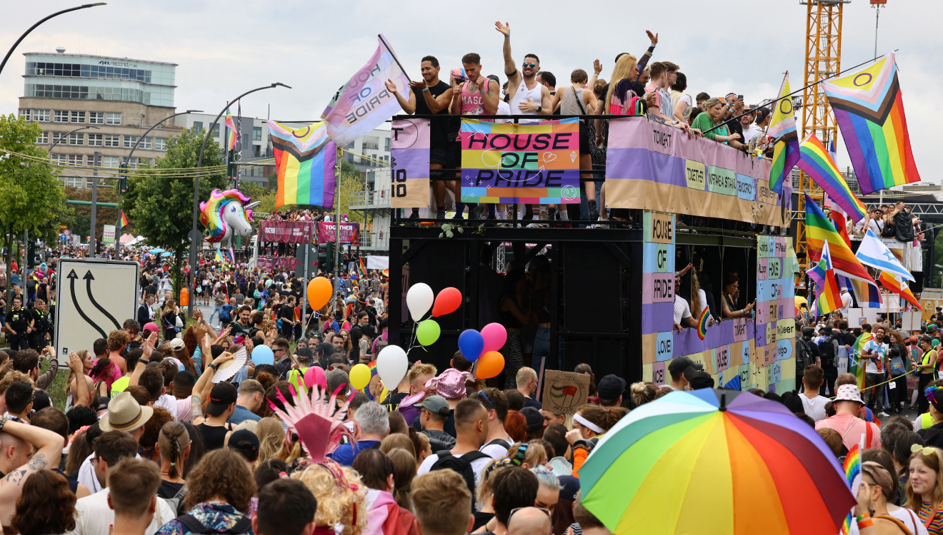CSD in Berlin: Er erinnert daran, dass Homosexuelle sich 1969 in der New Yorker Christopher Street erstmals widersetzten, nur wegen ihres Schwulseins verhaftet zu werden