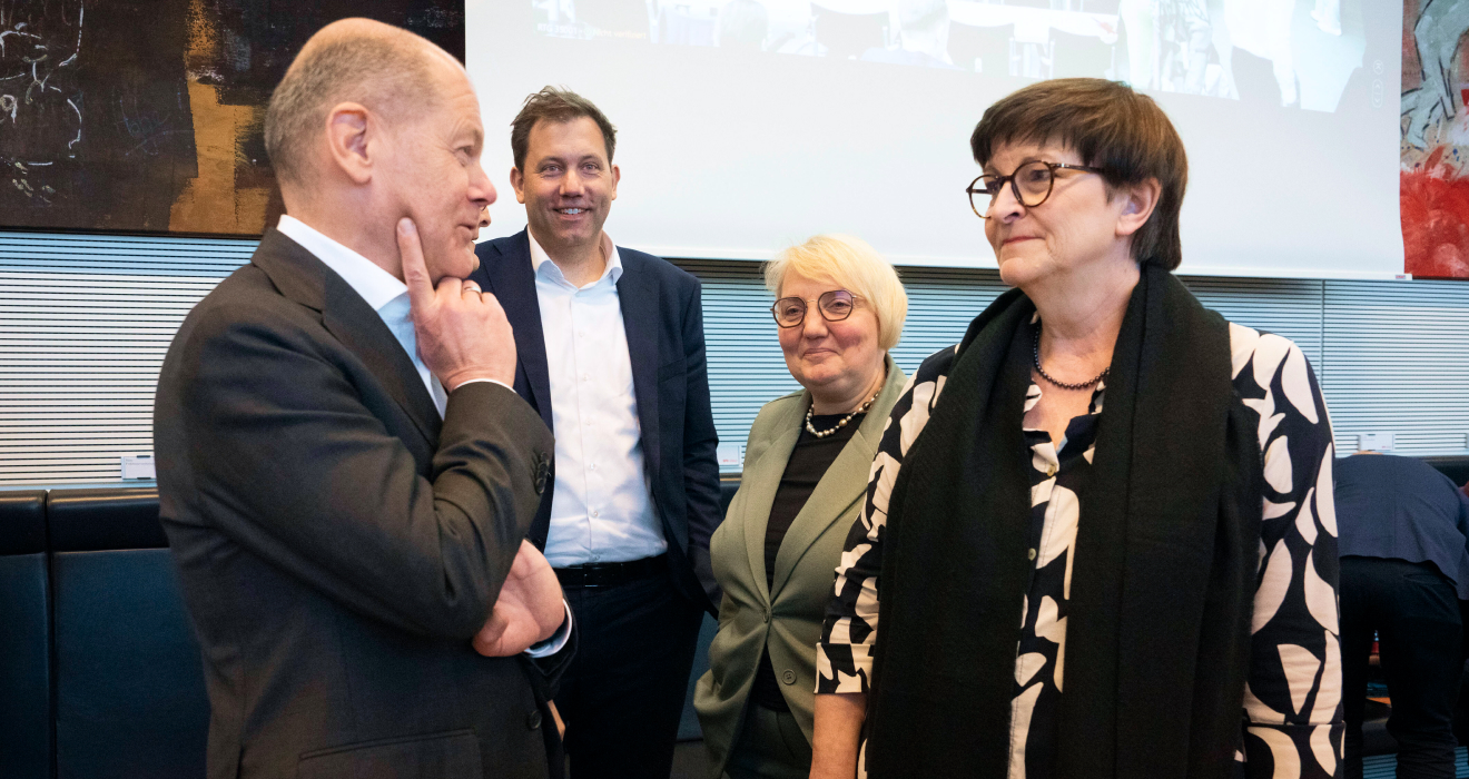 Die SPD-Spitze gestern mit Noch-Kanzler Olaf Scholz: Er stehe „mit Rat zur Seite“, wenn er gefragt werde, so sein Sprecher