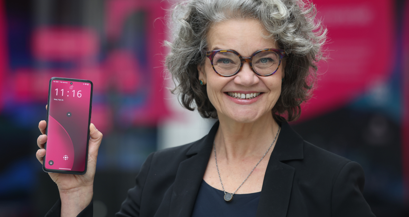 Telekom-Technikvorständin Claudia Nemat mit dem neuen KI-Phone des Bonner Konzerns