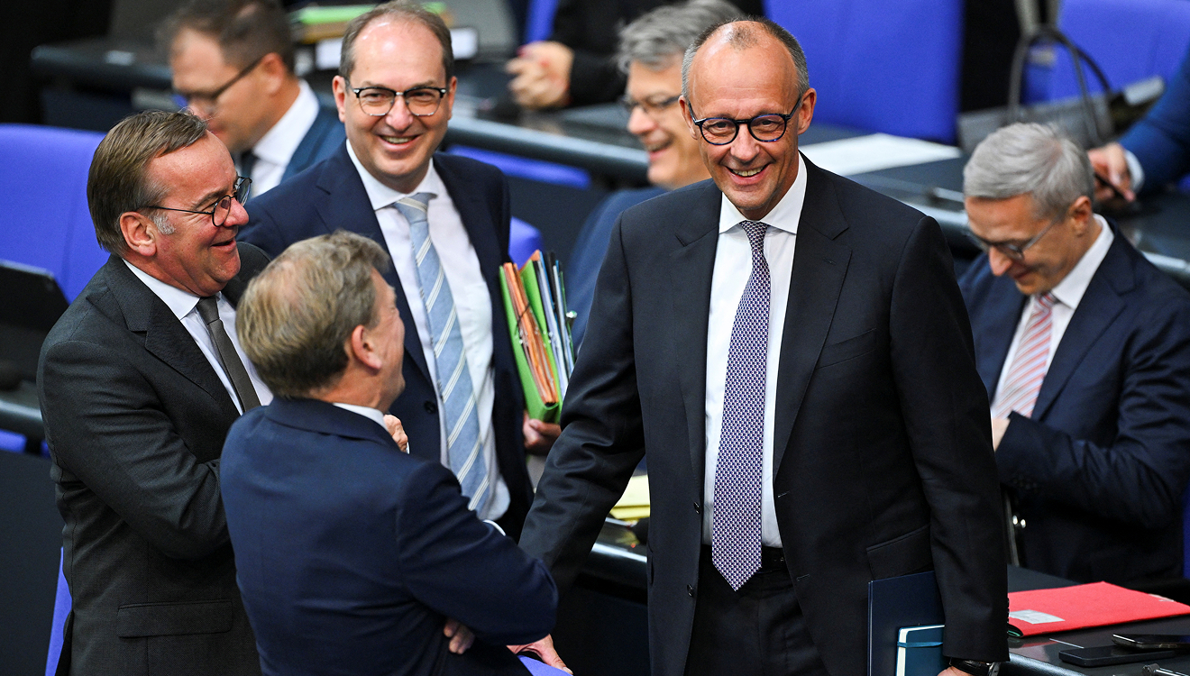 Vom Bundestag in den Regierungsflieger: Kanzler Merz gestern im Bundestag