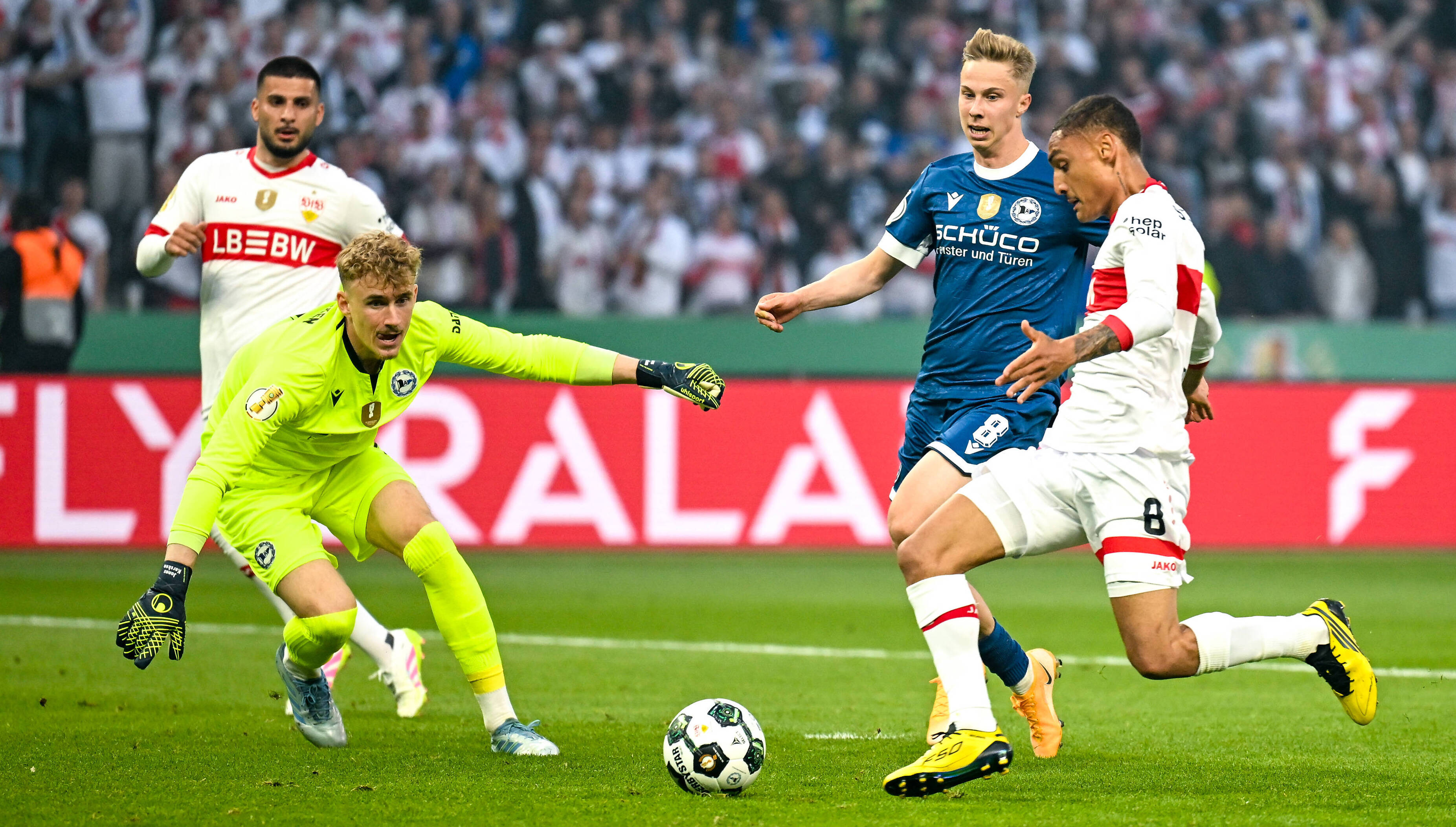 DFB-Pokalspiel Stuttgart gegen Bielefeld