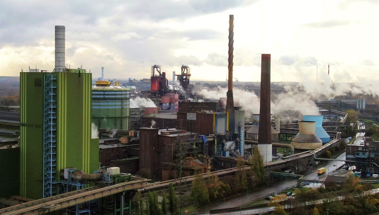 Stahlwerk von Thyssenkrupp: Der Konzern will am klima-neutralen Umbau festhalten, hält das Projekt aber auch nicht für wirtschaftlich