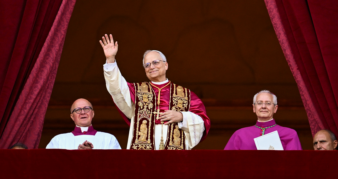 Papst Leo XIV. trug, anders als Franziskus, eine Stola mit den Porträts der vier Evangelisten zu seinem ersten Auftritt. Doch dem geistigen Erbe seines Vorgängers fühlt er sich verpflichtet