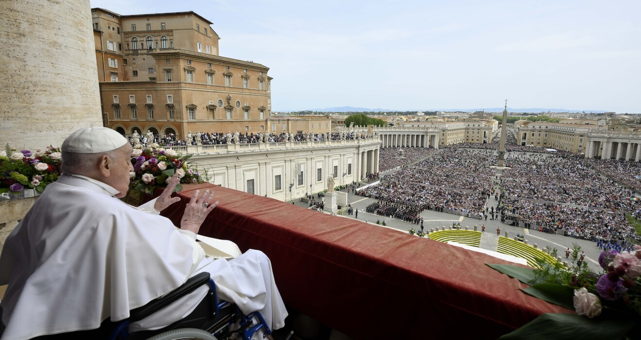 Stunden vor seinem Schlaganfall: Der von schwerer Krankheit gezeichnete Papst Franziskus spendet vor tausenden Gläubigen auf dem Petersplatz den Segen „Urbi et Orbi“