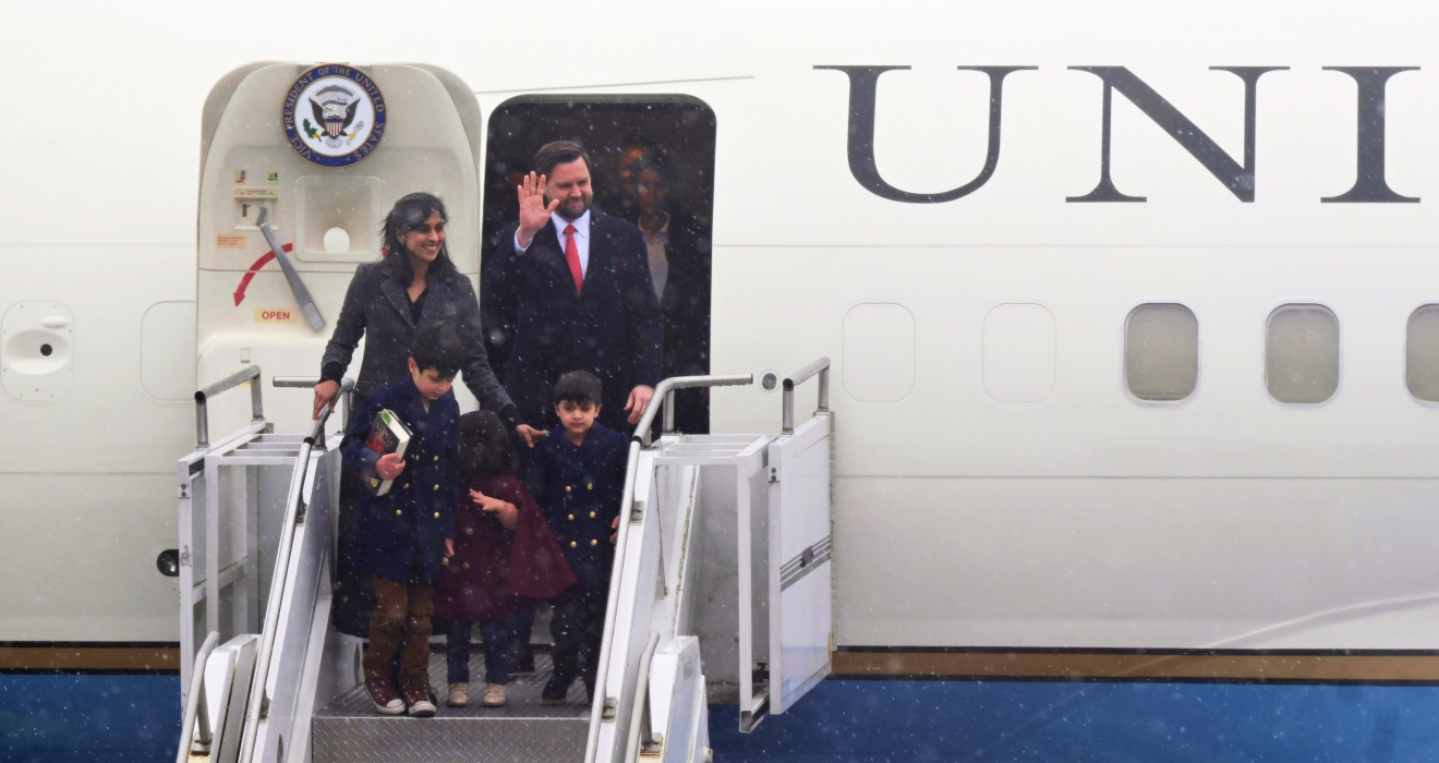 Vor Beginn der Sicherheitskonferenz: US-Vizepräsident J.D. Vance, Second Lady Usha Vance und ihre Kinder Ewan, Vivek und Mirabel am Flughafen München