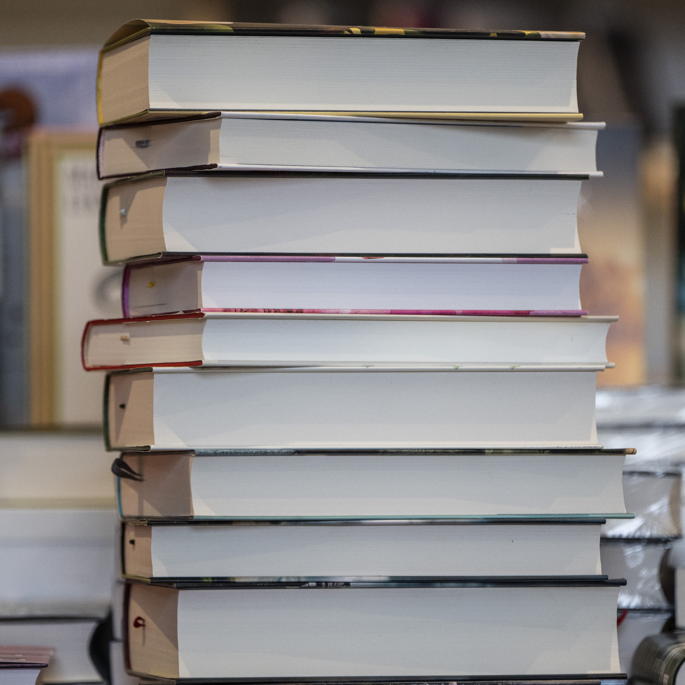 Bücherstapel auf der Frankfurter Buchmesse (© dpa)