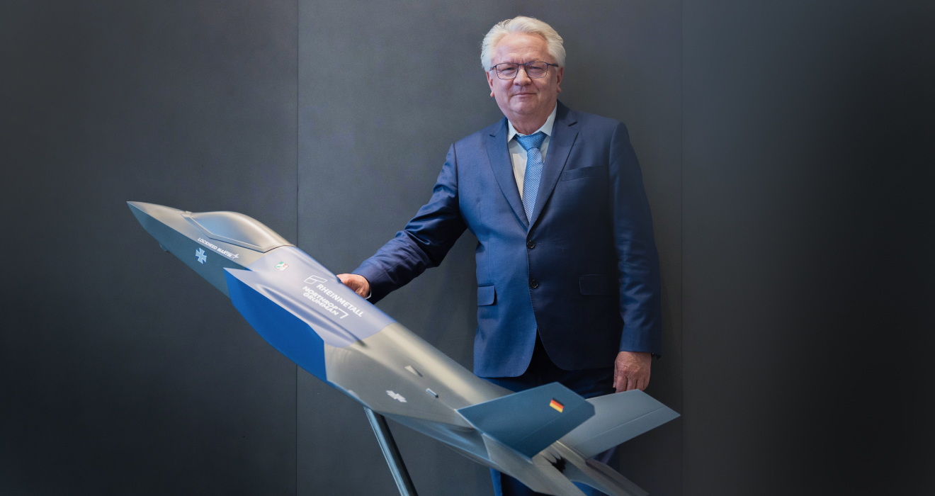 Rheinmetall-Chef Armin Papperger, 62, mit dem Modell einer Lockheed Martin F-35A in seiner Konzernzentrale. Rheinmetall ist am Bau des Rumpfmittelteils beteiligt