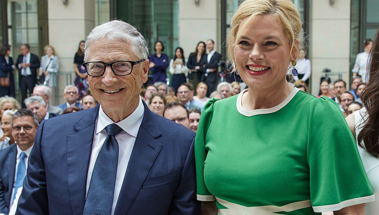 Bill Gates gestern bei einer Preisverleihung in Berlin. Die Laudatio steuerte Bundestagspräsidentin Julia Klöckner bei
