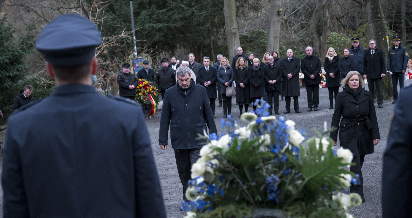 Bayerns Ministerpräsident Markus Söder (CSU) und Bundesinnenministerin Nancy Faeser (SPD) gedenken der Opfer der tödlichen Messerattacke in Aschaffenburg