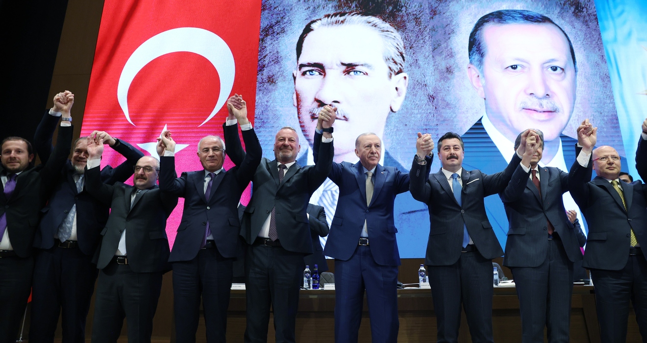 Der türkische Präsident Recep Tayyip Erdogan inmitten hochrangiger Vertreter seiner AK Partei gestern in Ankara