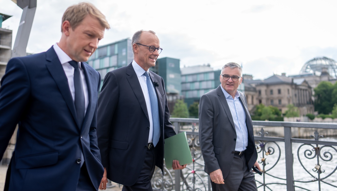 Auf dem Weg zum Sommerinterview: Bundeskanzler Friedrich Merz (CDU) neben Regierungssprecher Stefan Kornelius (r.) und dem Leiter des ARD-Hauptstadtstudios, Markus Preiß
