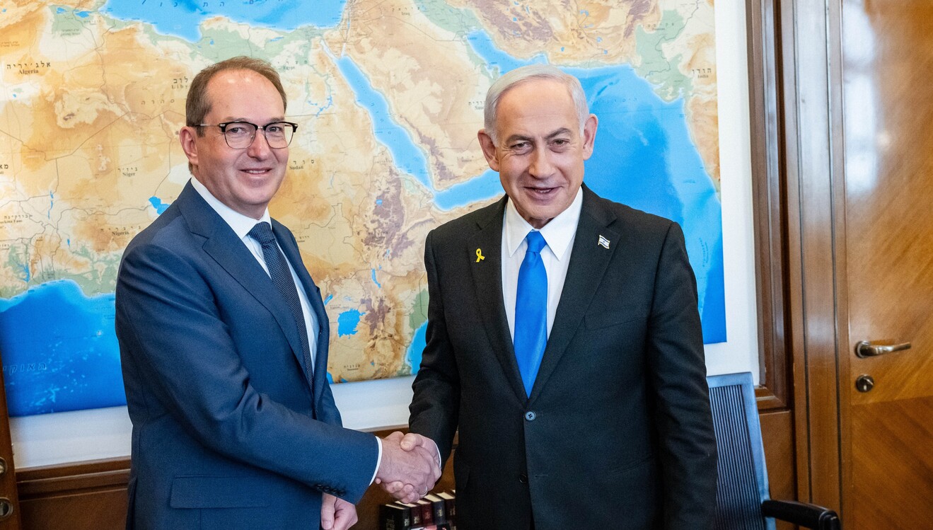 Überraschungsbesuch: Bundesinnenminister Dobrindt (CSU) gestern mit Israels Ministerpräsident Netanjahu. Er besuchte danach den Ort eines tödlichen iranischen Raketenangriffs in Bat Jam nahe Tel Aviv