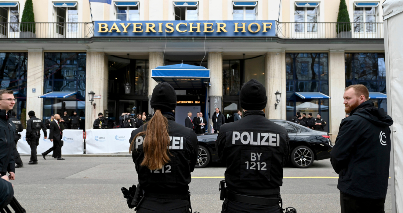 Polizeibeamte und Sprengstoffhunde sichern die Münchner Sicherheitskonferenz im Hotel Bayerischer Hof