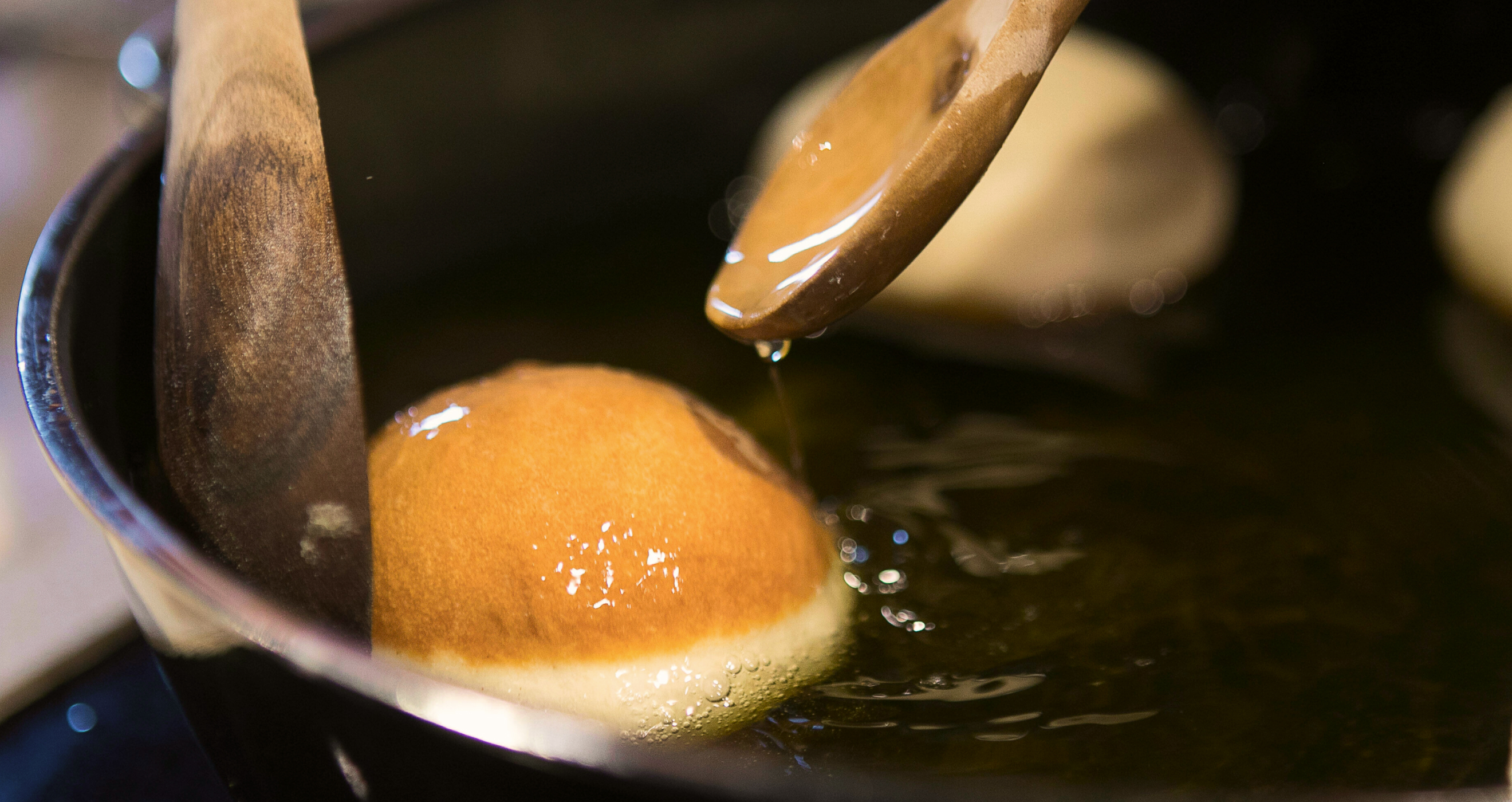 Berliner - auch Krapfen bzw. Kräppel - werden in heißem Öl ausgebacken. Krebspatienten sollten sich zurückhalten, raten Forscher