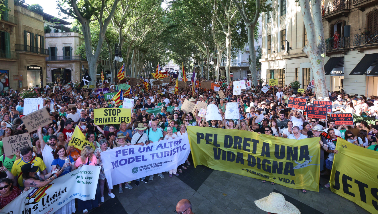 Palma-Protest auf Katalanisch: Demonstranten fordern ein „Leben in Würde“, ein „anderes Tourismus-Modell“. Und sie werfen der konservativen Partido Popular den „Verkauf“ der Insel vor 