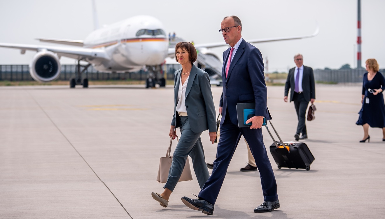 Bundeskanzler Friedrich Merz und seine Ehefrau Charlotte vor dem Abflug zum G7-Gipfel der Wirtschaftsmächte Deutschland, Frankreich, Großbritannien, Italien, Japan, Kanada und USA in der Pomeroy Kananaskis Mountain Lodge