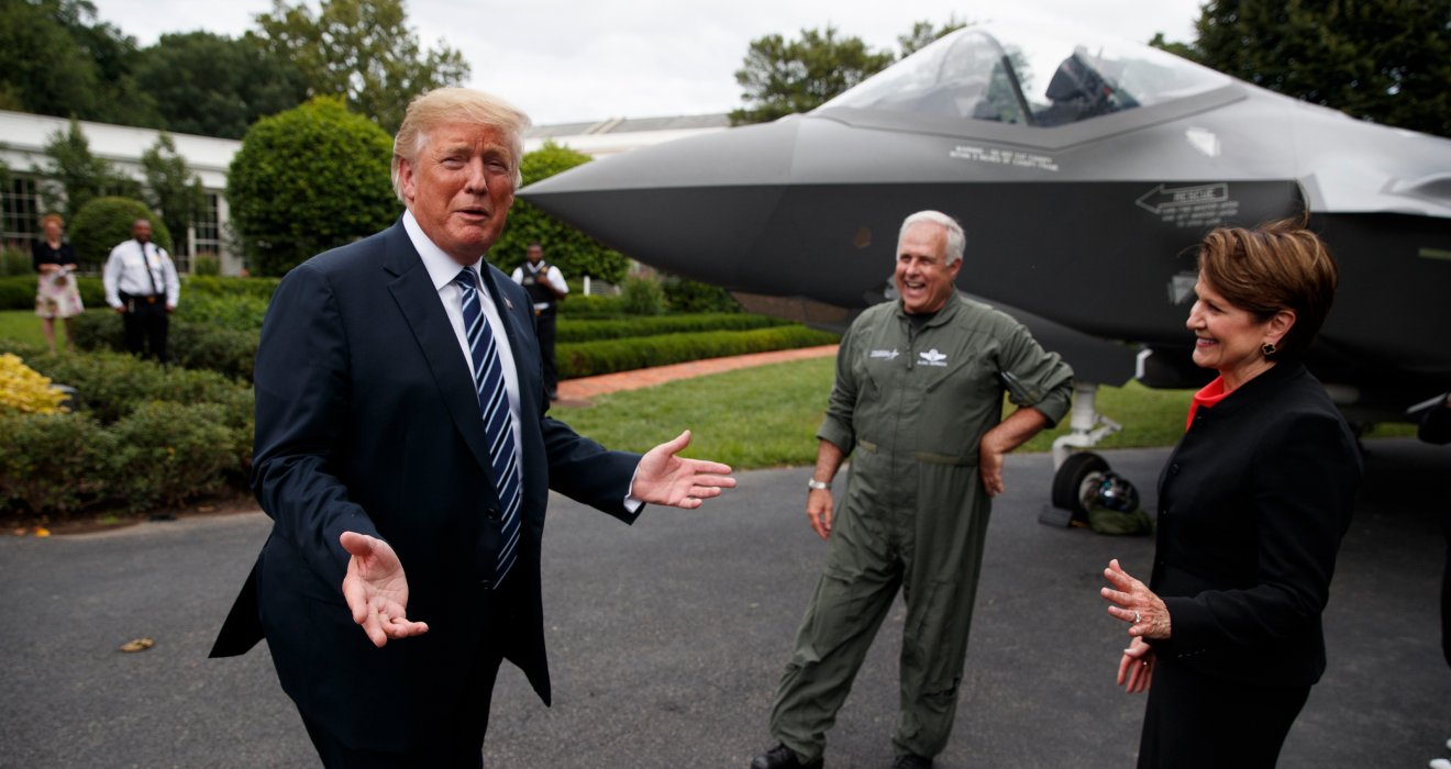 Donald Trump während seiner ersten Amtszeit mit der damaligen Lockheed-Martin Chefin Marillyn Hewson, einer F-35 und dem Test-Piloten Alan Norman