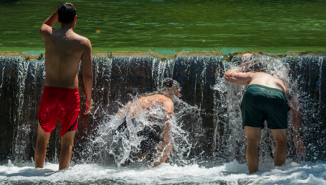 Das Wasser rauscht', das Wasser schwoll – hier der Eisbach im Englischen Garten. Wohl dem, der sich bei diesen Temperaturen so abkühlen kann 