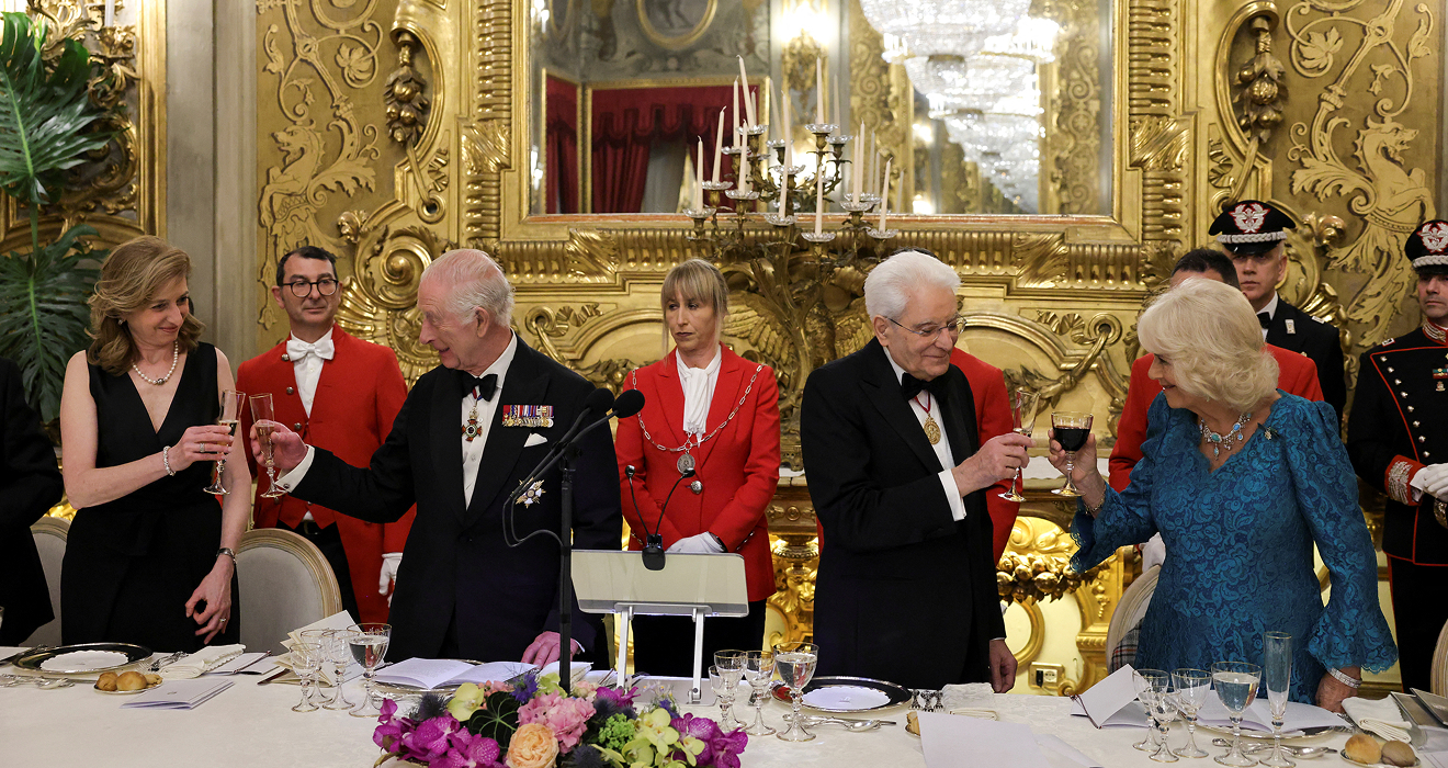 Prösterchen! King Charles, 76, und Queen Camilla, 77, mit Staatspräsident Sergio Mattarella, 83, und seiner Tochter Laura, 58. Sie ist die First Lady Italiens, da ihr Vater verwitwet ist