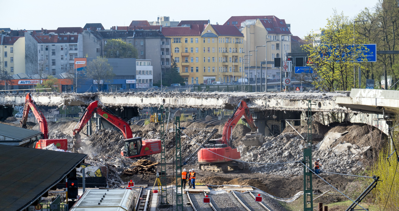 Die Ringbahnbrücke in Berlin muss derzeit abgerissen und neu gebaut werden