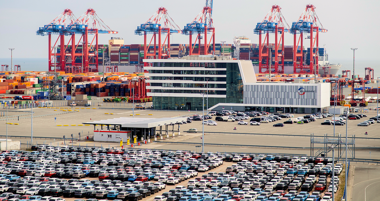 Container in Wilhelmshaven: Die Zölle auf US-Autoimporte dürften vor allem deutschen Herstellern ohne eigene US-Produktion wie Audi oder Porsche hart treffen