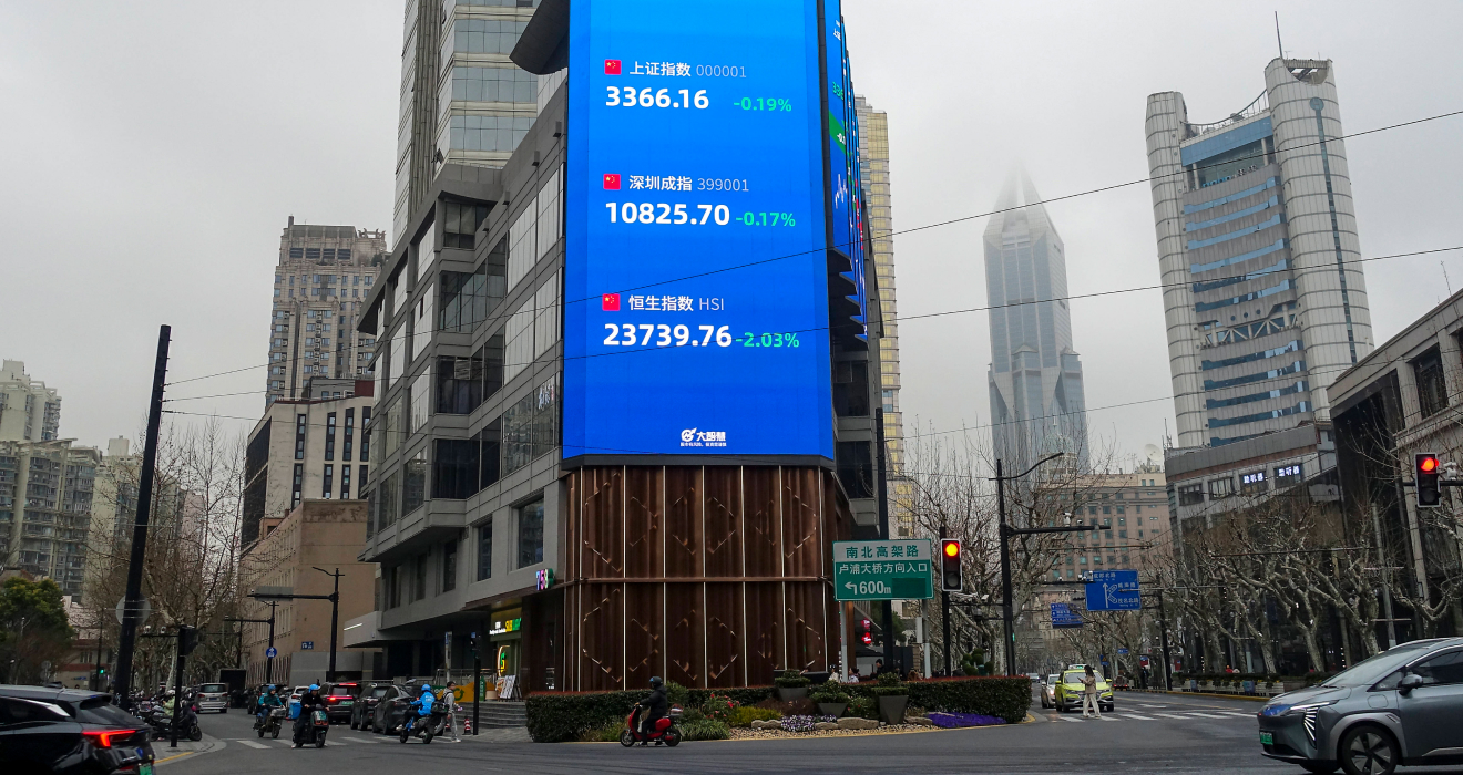 Display mit dem Hang Seng in Hongkong: Der Leitindex profitiert von milliardenschweren Konjunkturprogrammen - und Deepseek