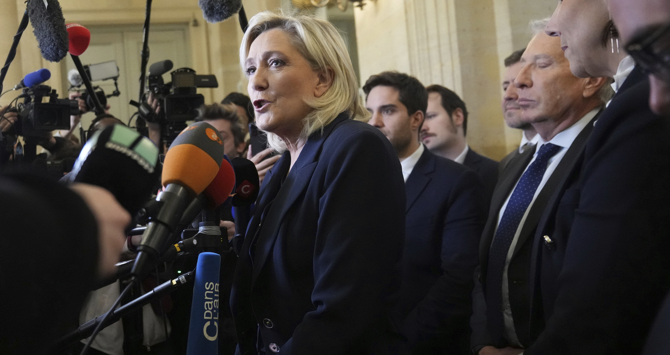 Streit um Sparmaßnahmen: Marine Le Pen könnte morgen die Minderheitsregierung platzen lassen (© dpa)