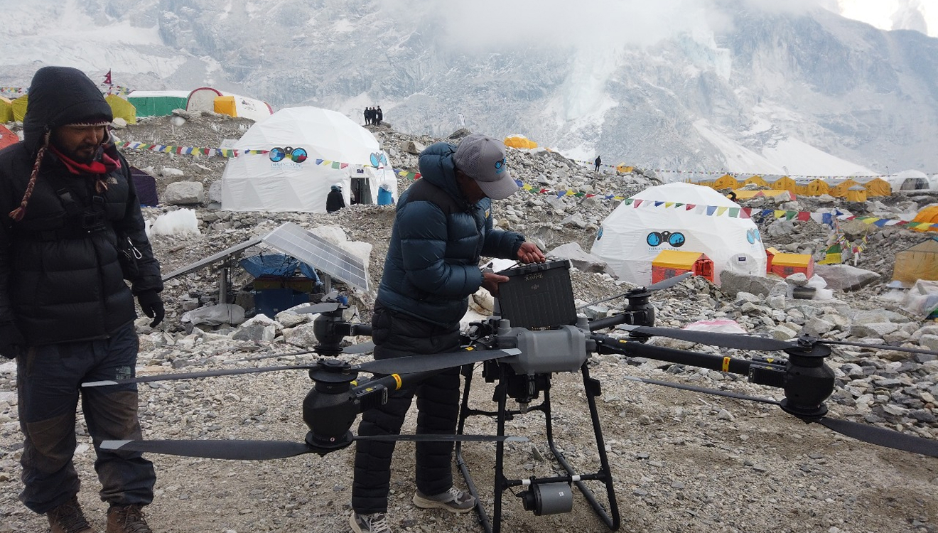Zwei in China entwickelte Frachtdrohnen des Modells FlyCart 30 von Airlift Technology im Everest Base Camp in Nepal. Eine kostet rund 50.000 Dollar