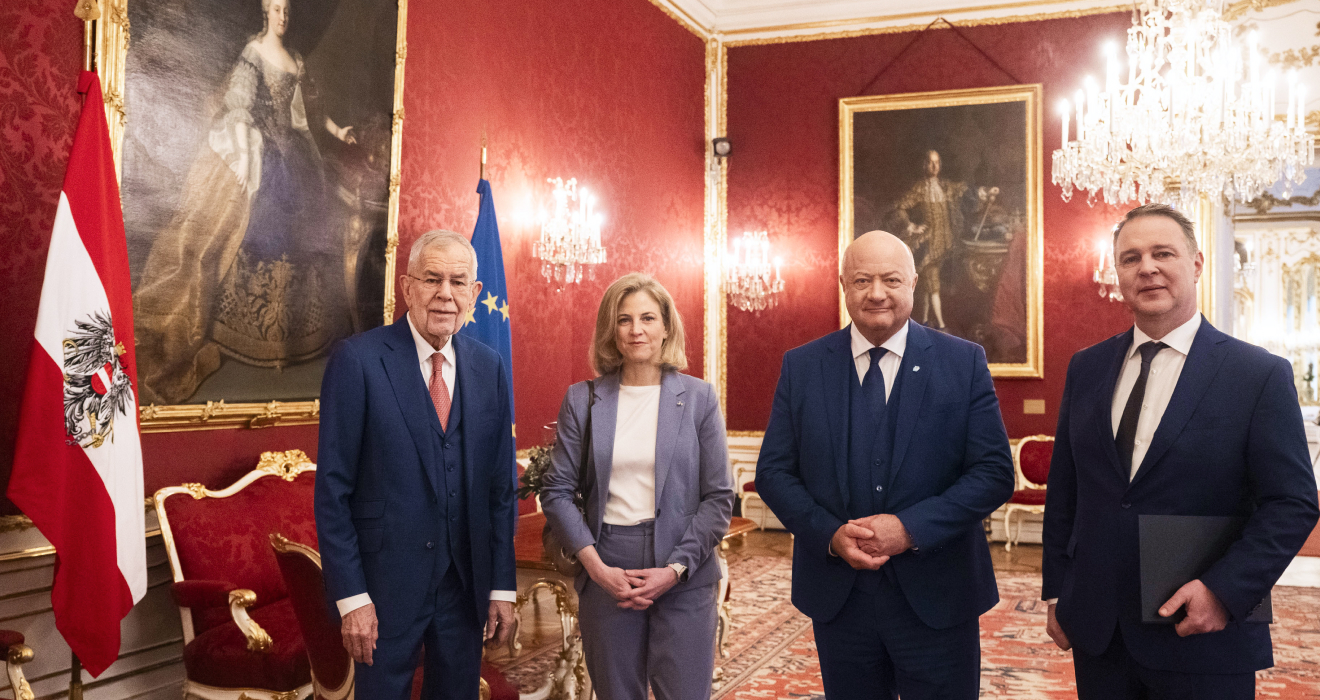 Österreichs Präsident Alexander Van der Bellen (l.) mit den Chefs der wohl künftigen Regierungsparteien. Beate Meinl-Reisinger (Neos, v.l.), Andreas Babler (SPÖ), Christian Stocker (ÖVP)