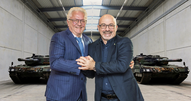  Rheinmetall-Chef Armin Papperger (l.) und Leonardo-CEO Roberto Cingolani (© PR, Reuters, Montage)