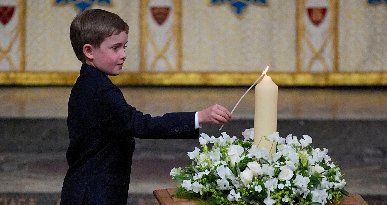 Alexander Churchill, 10, Ururenkel des Premierministers, zündete gestern in Westminster Abbey eine Gedenkkerze an