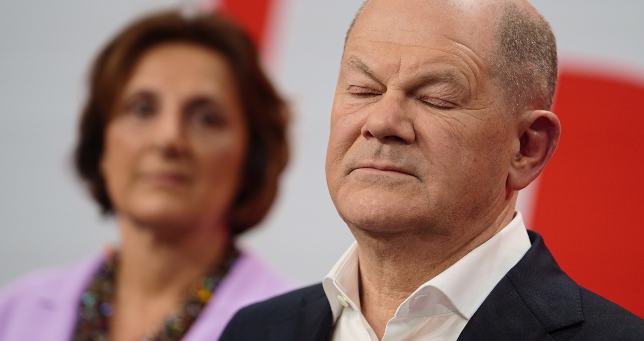 Wahlverlierer Olaf Scholz (SPD) mit seiner Frau Britta Ernst am Sonntagabend