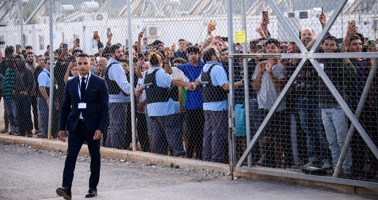 Bewohner eines Flüchtlingslagers nördlich von Athen reagieren im letzten Herbst mit „Germany“-Rufen auf den Besuch von Bundespräsident Steinmeier 